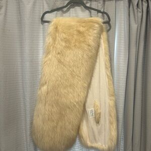 Elegant Faux Fur Scarf in Cream
